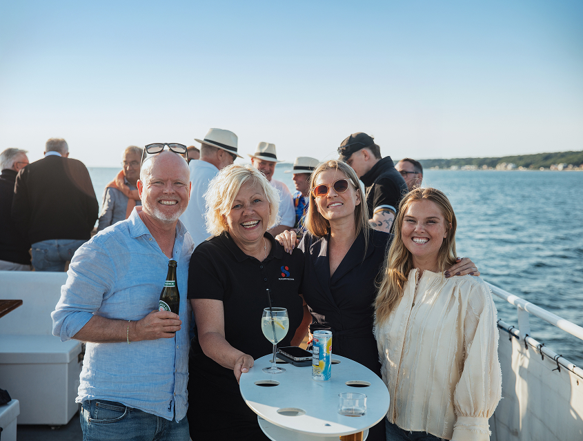Nyheter Glada människor ombord på Sundsbussarna.